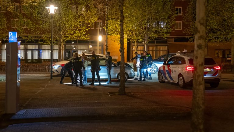 Mensen die zich in de buurt van het Vredesplein in Waalwijk bevonden, zijn aangesproken en gefouilleerd (foto: Iwan van Dun/SQ Vision).