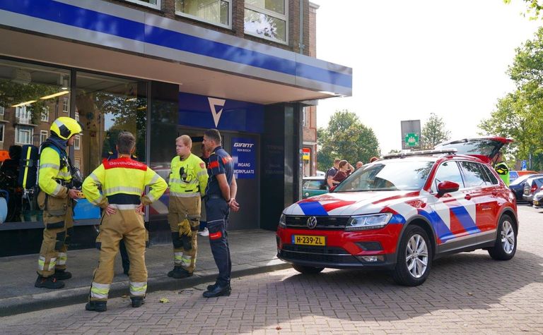 Politie en brandweer overleggen (foto: Bart Meesters/Meesters Multi Media/SQ Vision).