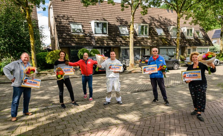 Alle winnaars van de Rembrandtlaan op de kiek met Gaston (Foto: Postcode Loterij).