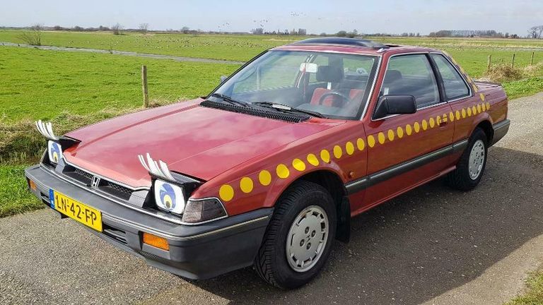 De Honda Prelude met wimpers en gele stippen staat te koop (foto: Rob/Marktplaats).