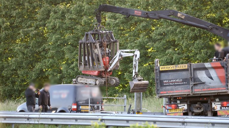 De minigraver viel van een aanhanger op de A73 bij Cuijk (foto: SK-Media).