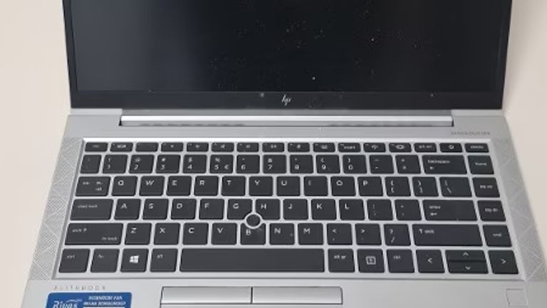 Een laptop van het merk HP (foto: politie).
