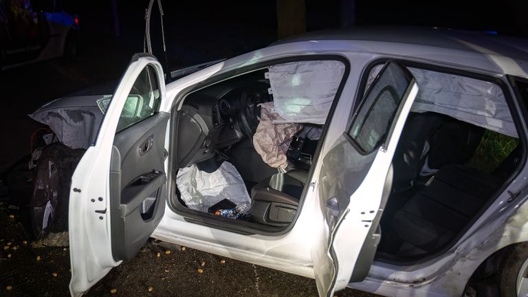 De bestuurder raakte met de auto meerdere bomen naast de weg en een lantaarnpaal (foto: Iwan van Dun/SQ Vision).