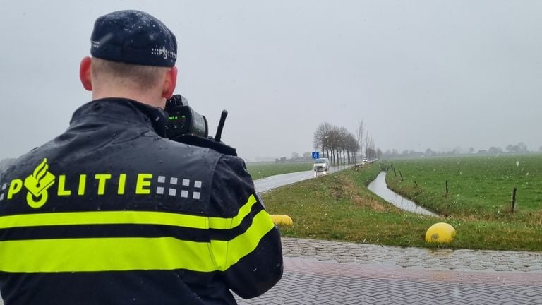 De politie in actie (foto: gemeente Altena).