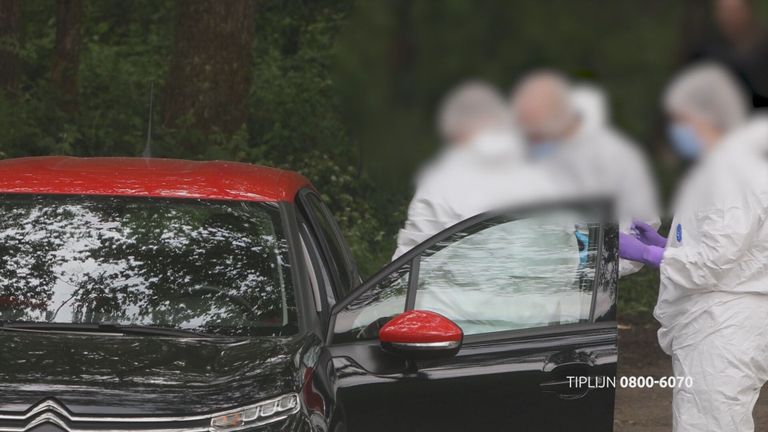 De politie bezig met onderzoek, direct nadat Peter van Dongen was gevonden (foto: Bureau Brabant).