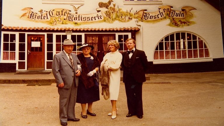 Tijn (r) met zijn echtgenote El en ouders voor hun restaurant (privéfoto).