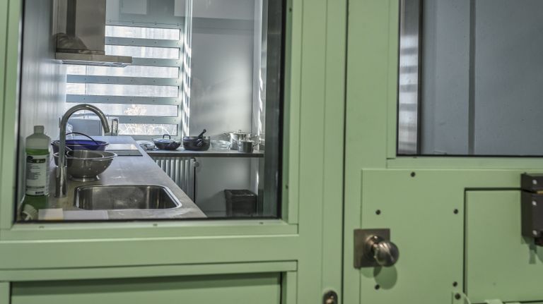 Keukentje in de EBI (foto: Dienst Justitiële Inrichtingen DJI).