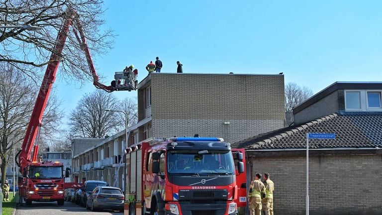 De hoogwerker waarmee de brandweer in Tilburg in actie kwam (foto: Toby de Kort/Persbureau Heitink).