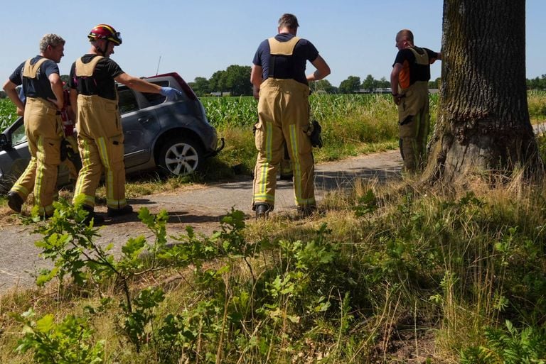 Mogelijk werd ook een boom geraakt (foto: Harrie Grijseels/Persbureau Heitink).