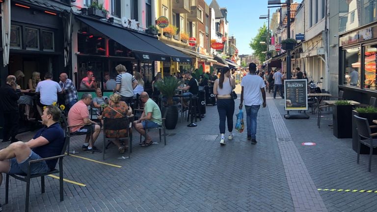 Op Stratumseind in Eindhoven oogt het al snel vol (foto: Hans Janssen)