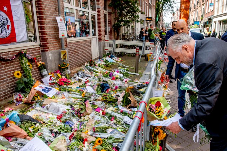 Schouten legt bloemen voor Peter R. de Vries (foto: ANP). 