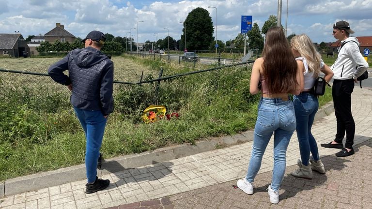 Vrienden verzamelen zich op de plek van het ongeluk (foto: René van Hoof).