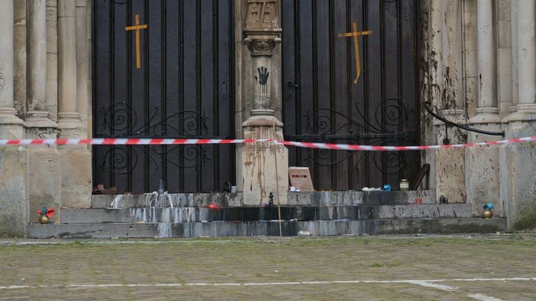 De Sint-Lambertuskerk werd na de bekladding afgezet.