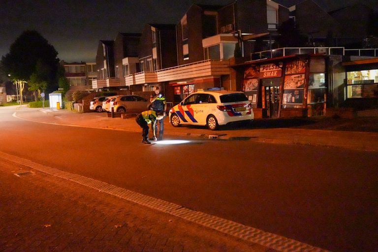 De politie doet onderzoek na de ramkraak in Someren (foto: Harrie Grijseels/SQ Vision).