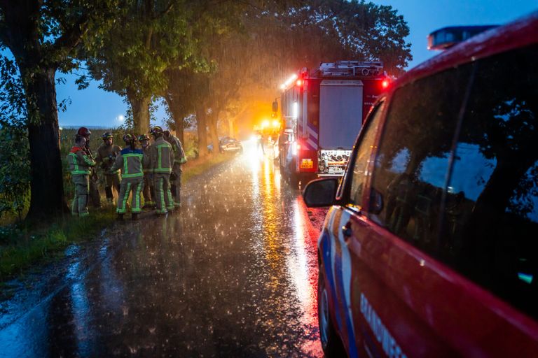 Diverse hulpdiensten werden na het ongeluk in Asten-Heusden opgeroepen (foto: Dave Hendriks/SQ Vision).