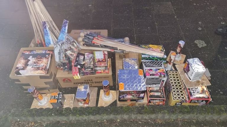 Het in Roosendaal gevonden vuurwerk bestond uit consumenten – en professioneel vuurwerk (foto: politie).