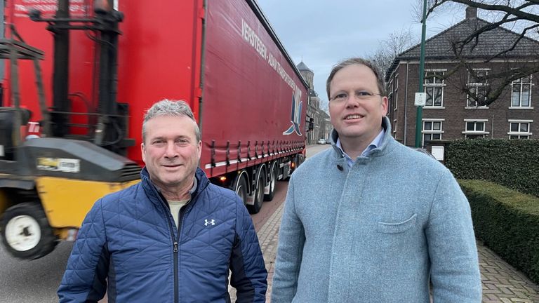Jan Mulder en Harry Laurent willen dat de Grotestraat in Sambeek aangepakt wordt (foto: Jos Verkuijlen).
