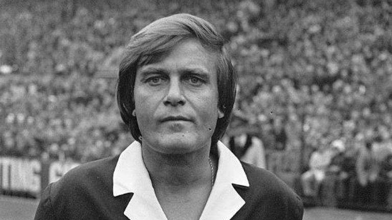 Derks als scheidsrechter bij de wedstrijd Feyenoord - Ajax (1-1) in 1976. 