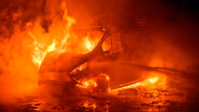 De bestelbus in Waalre ging in vlammen op (foto: Rico Vogels/SQ Vision).