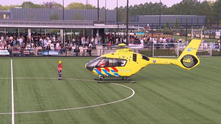 De traumahelikopter op het voetbalveld voor de speler van Achilles Veen (foto: Omroep Zeeland).