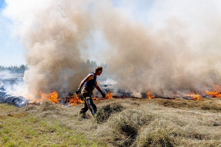 De brandweer had het vuur in Den Hout na ongeveer drie kwartier geblust (foto: Marcel van Dorst/Eye4Images).