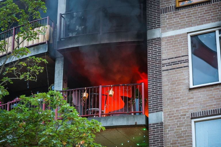De brand woedde in een van de appartementen (foto: Persbureau Heitink).