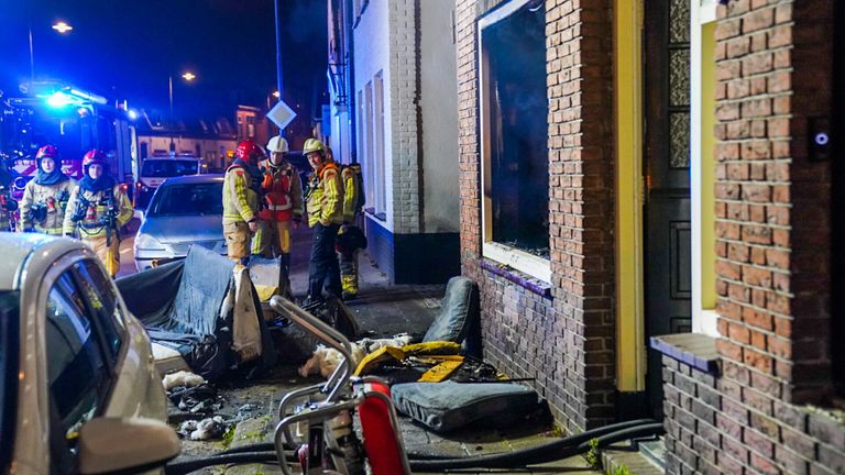 De brandweer had het vuur in het huis aan de Mierloseweg in Helmond snel onder controle (foto: Dave Hendriks/SQ Vision).