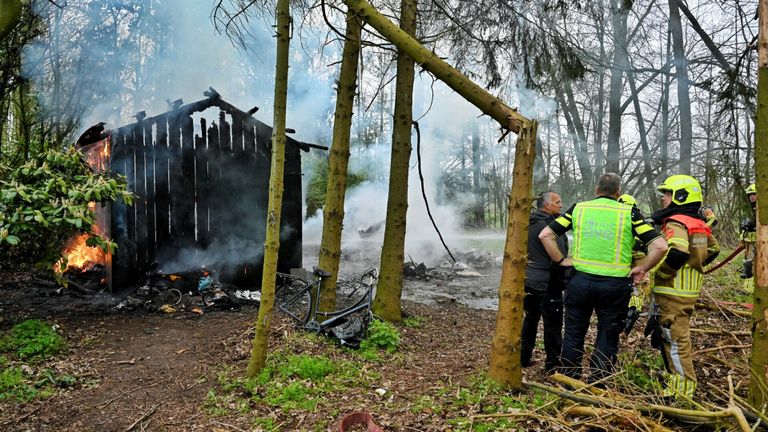 Van de boshut in Heukelom bleef weinig over (foto: Toby de Kort/SQ Vision).