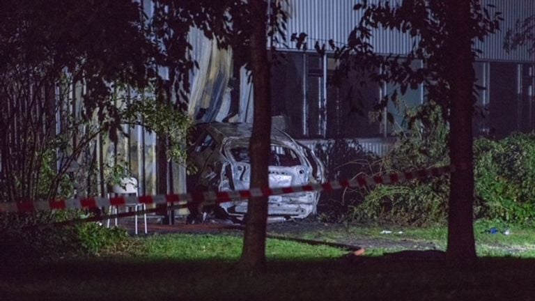 Met een auto werd de gevel van het bedrijfsgebouw in Halsteren binnengereden (foto: Rijnhout Media).