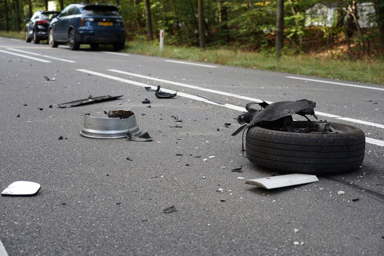 De weg lag bezaaid met brokstukken (foto: Jeroen Stuve/SQ Vision).