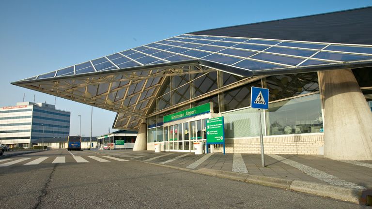 De aankomst- en vertrekhal in 2004 (foto: Eindhoven Airport).