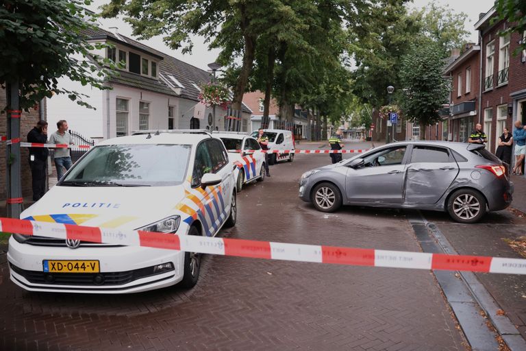De politie heeft na de ramkraak een deel van de Dommelstraat in Son afgezet (foto: Sander van Gils/SQ Vision).