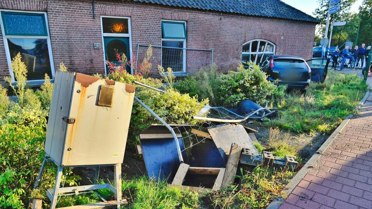 Een deel van de inventaris van de boerderij lag buiten toen het ongeluk gebeurde (foto: Rico Vogels/SQ Vision).