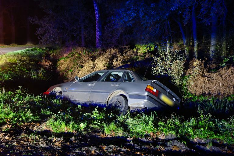 De auto belandde in een greppel naast de Van Coehoornweg in Oirschot (foto: Sander van Gils/SQ Vision). 