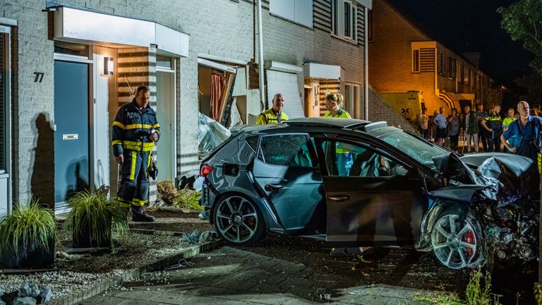 De automobilist veroorzaakte een enorme ravage in de Kijkduinlaan in Tilburg (foto: Jack Brekelmans/SQ Vision).