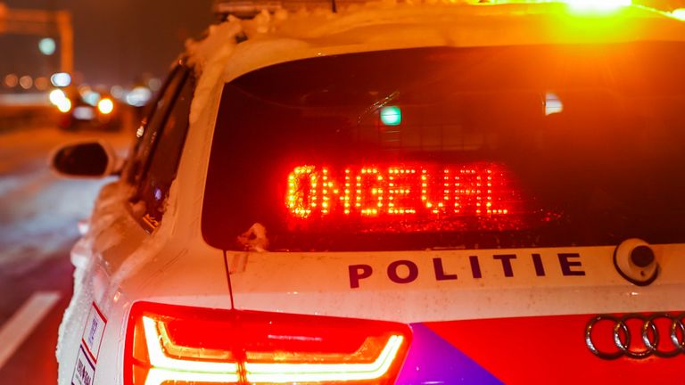 De politie waarschuwde aankomende automobilisten bij de plaats van het ongeluk (foto: Sem van Rijssel/SQ Vision).