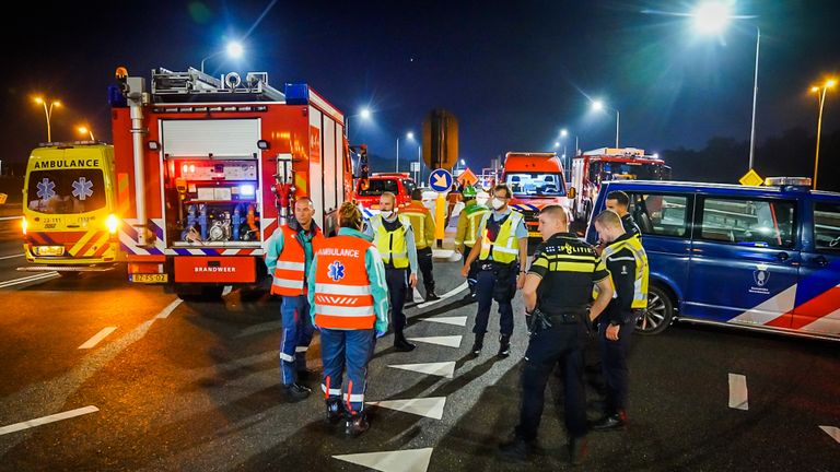 Na de vondst van de bestelbus vol drugsafval werden hulpdiensten massaal opgeroepen (foto: Sem van Rijssel/SQ Vision). 