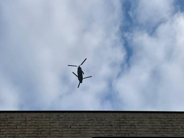 De Chinooks vliegen steeds over het huis.