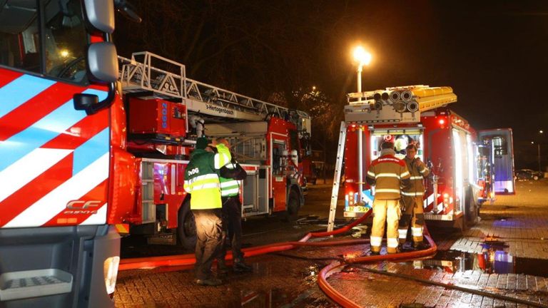 De brand in kapsalon Alanya in Den Bosch werd rond drie uur ontdekt, meteen werd de brandweer gewaarschuwd (foto: Bart Meesters).