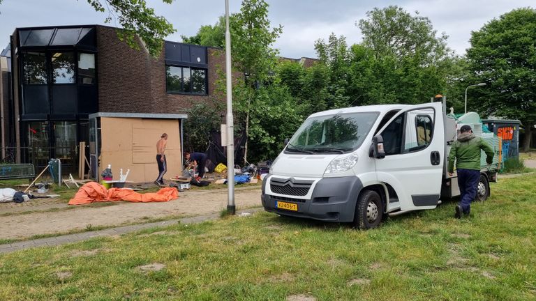 Met een bakwagen worden Nico en Wendy hun spullen naar Molenschot gebracht (foto: Collin Beijk)