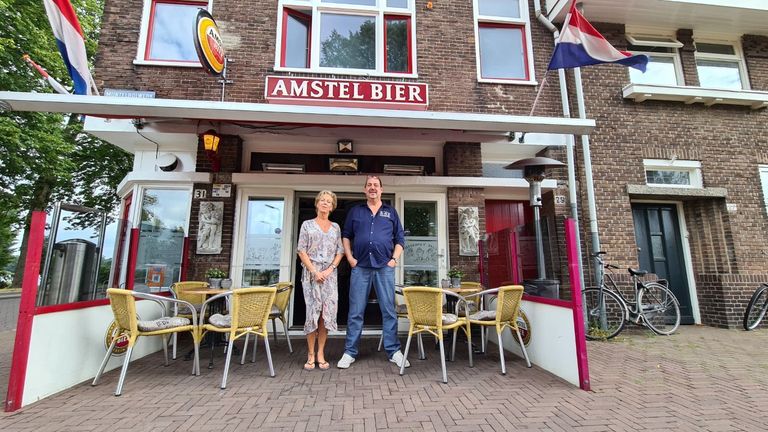 Ben en Jolanda van Engelen voor hun kroeg (foto: Noël van Hooft)