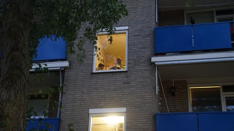 Het slachtoffer liep na de autodiefstal zeer overstuur terug naar haar appartement (foto: Jozef Bijnen/SQ Vision).