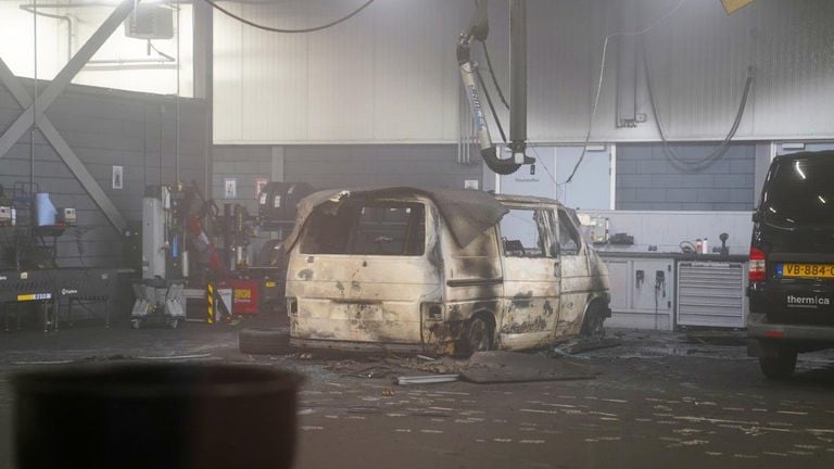In de garage van Van den Udenhout vatte een bestelbus vlam (foto: Bart Meesters).
