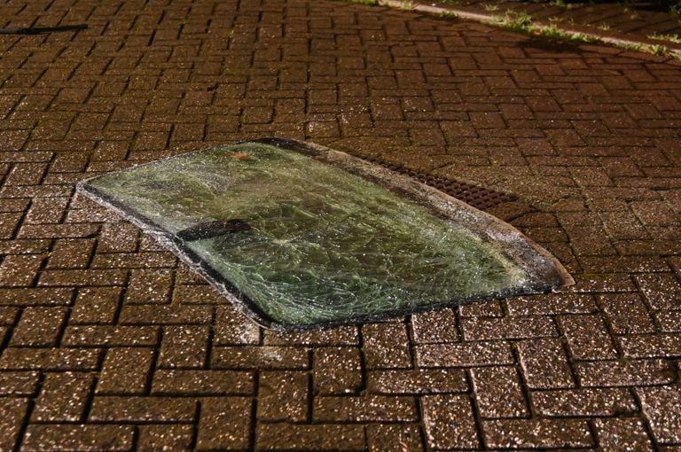 De voorruit van de auto belandde door de ontploffing lag op de Oede van Hoornestraat (foto: Perry Roovers/SQ Vision).