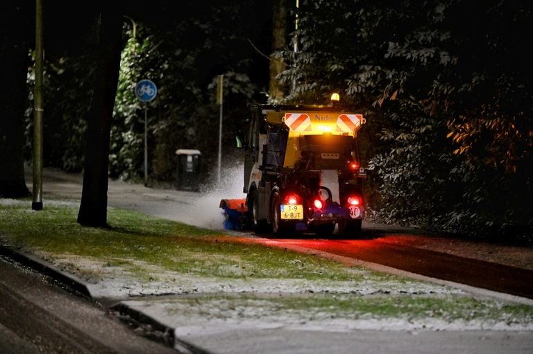 In Berkel-Enschot worden ook de fietspaden sneeuwvrij gemaakt (foto: Toby de Kort).