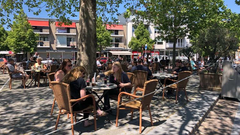 Een terrasje pakken, in Son kan het (foto: René van Hoof).