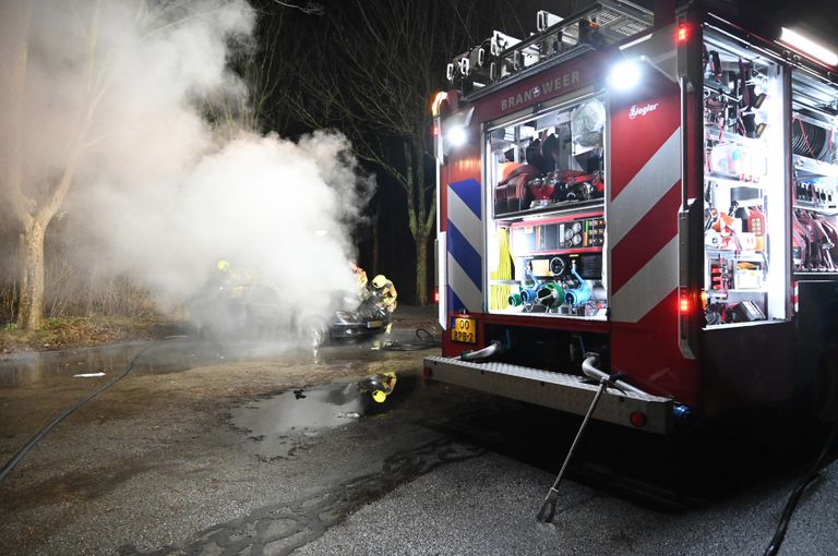 De brandweer was snel aanwezig, maar kon niet voorkomen dat de auto aan de Grote Houw verloren ging (foto: Perry Roovers/SQ Vision).