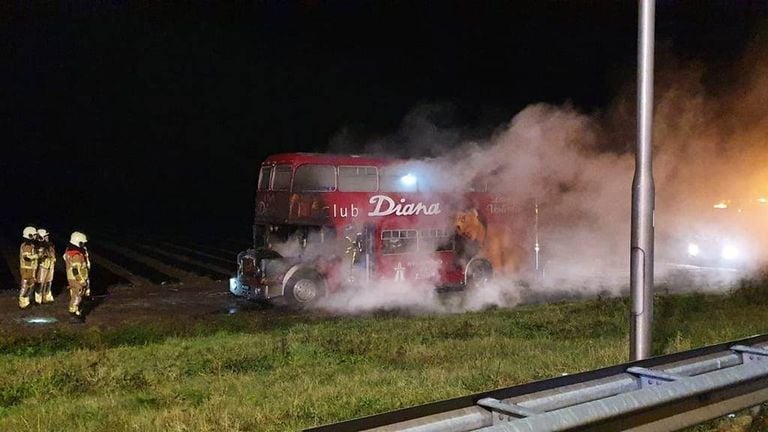 De brand in de markante dubbeldekker langs de snelweg A16.