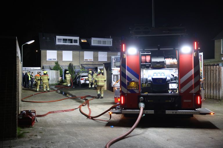 De verwoeste auto was geparkeerd op een binnenplaats aan de achterkant van rijtjeshuizen (foto: Sander van Gils/SQ Vision). 