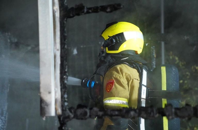 De brandweer bluste de keet in Den Bosch (foto: Bart Meesters).